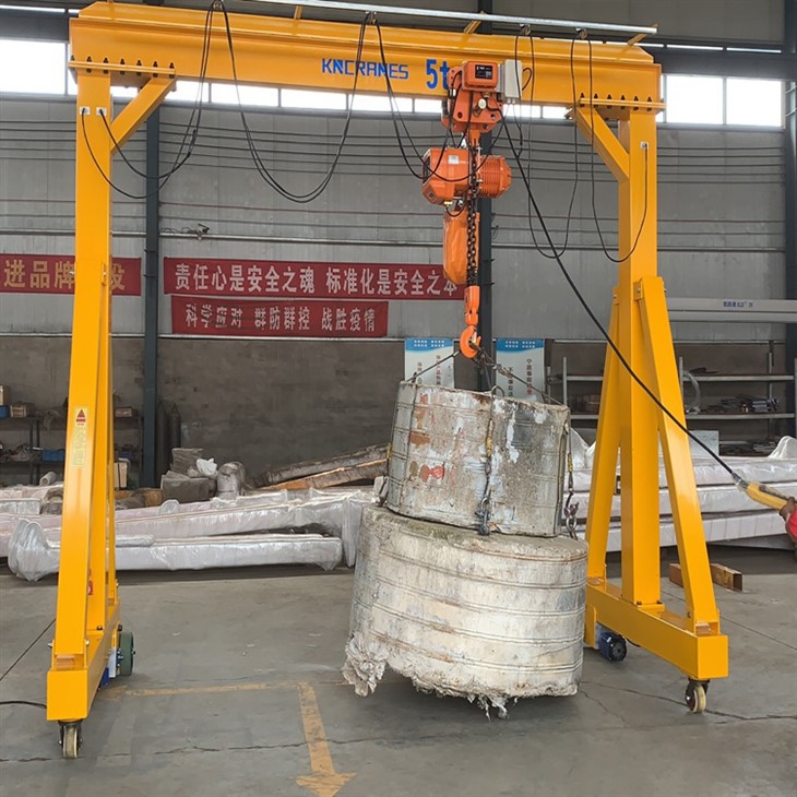 Gantry krani úr stáli